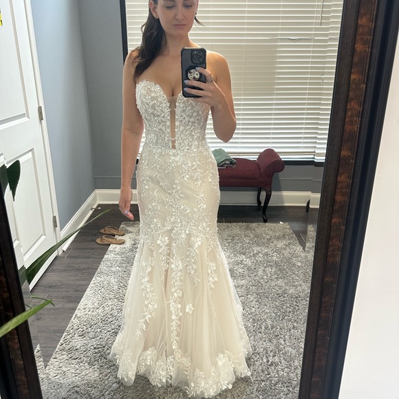 Maggie Sottero Lennon Wedding Gown - Picture 5 of 11